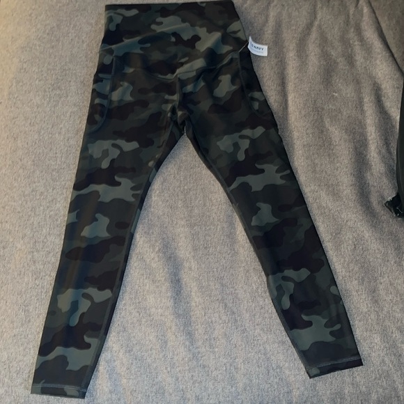 Old Navy Maternity Full Panel Powersoft Leggings - Picture 2 of 3